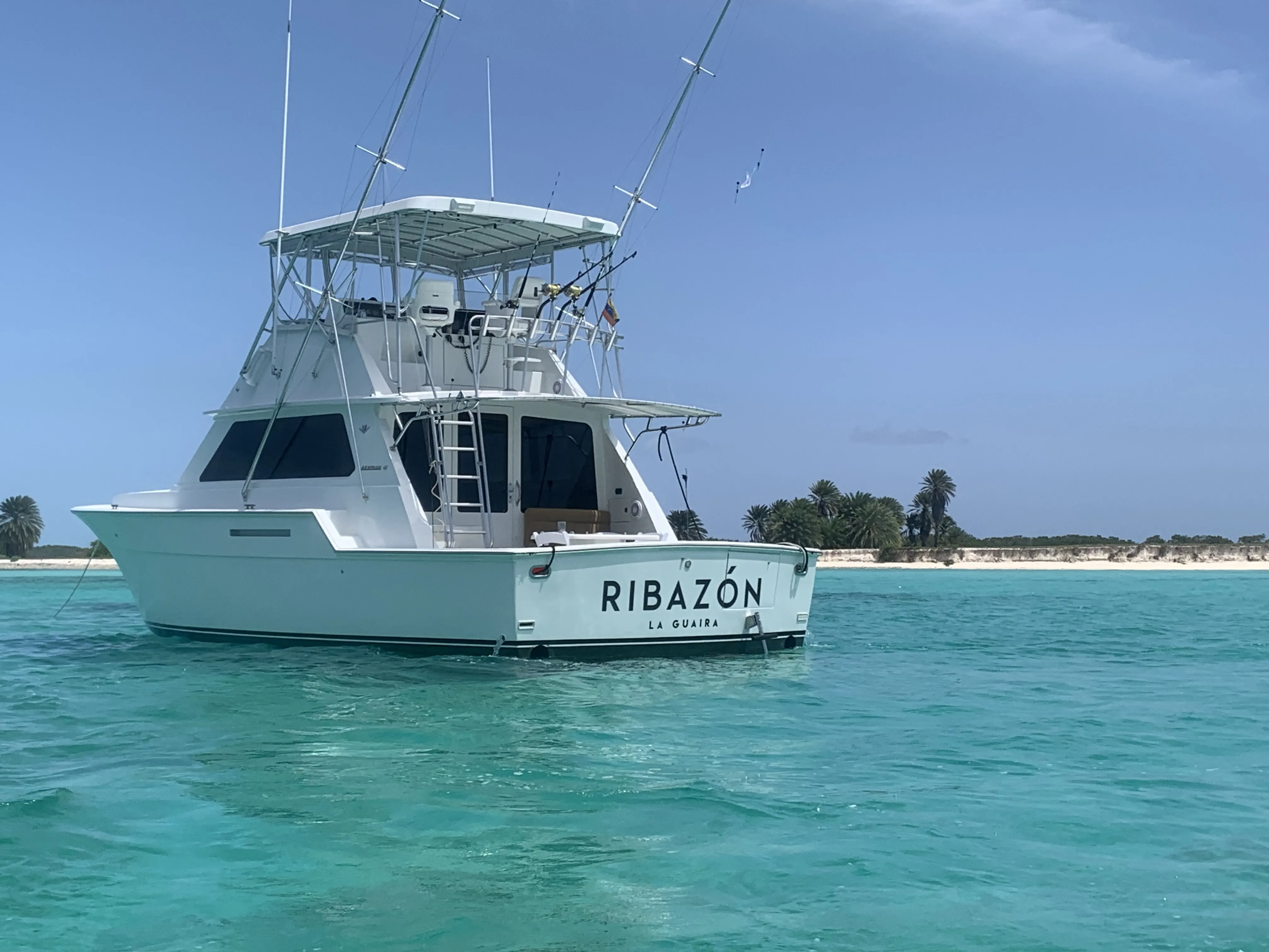 Ribazón Yacht anchored at Los Roques